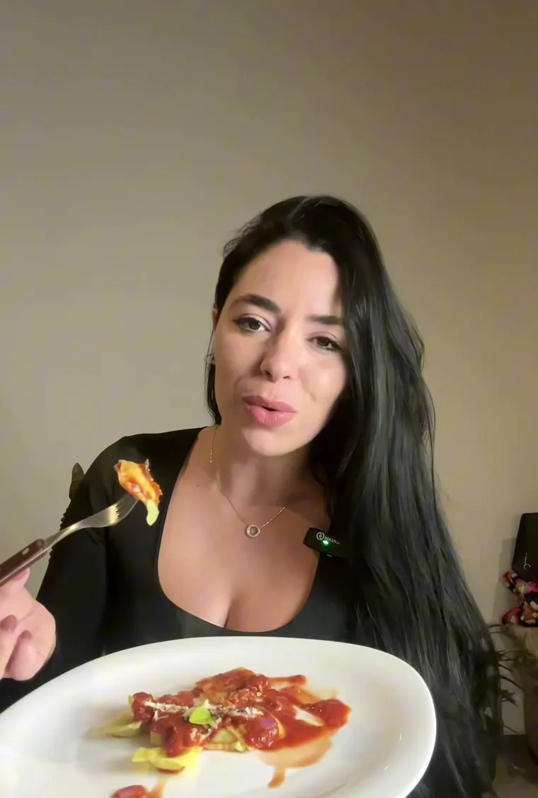 Mary provando o produto da Casa Leni