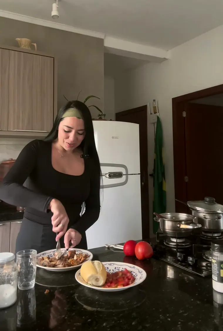 Mary gravando na cozinha