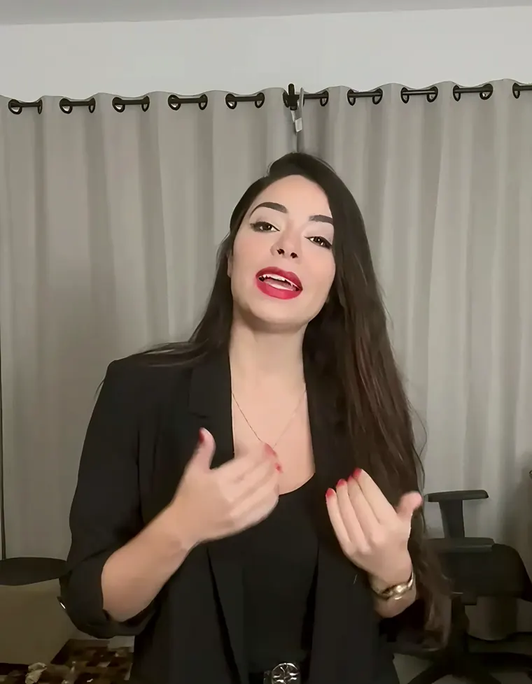 Mary explicando branding em vídeo da Agenzia Mapa